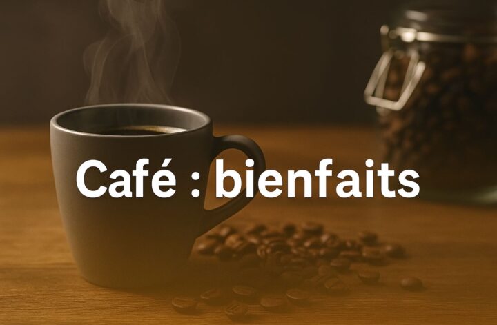 tasse de café fumantes sur table en bois